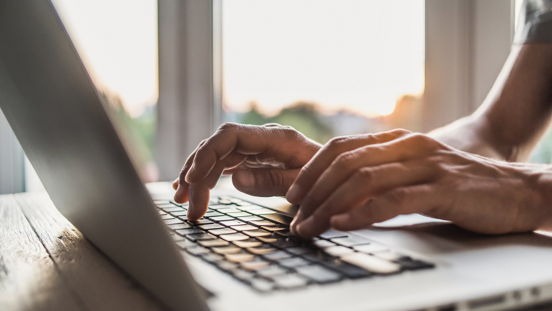 sieviete sēž pie laptopa, skatās datos