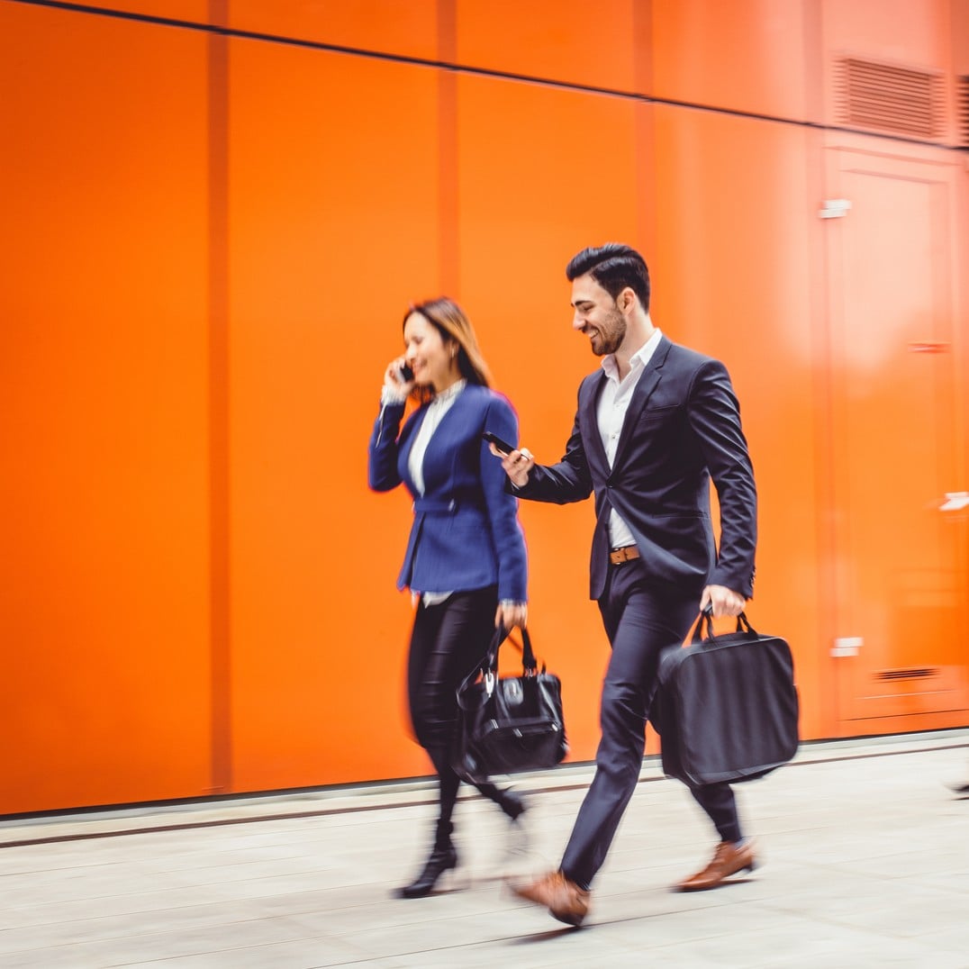 konferenču telpā pie galda sēž divas sievietes un diskutē